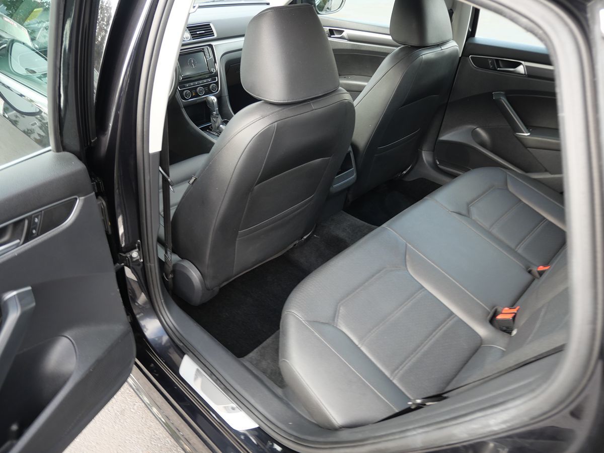 2017 Volkswagen Passat R-Line photo 19