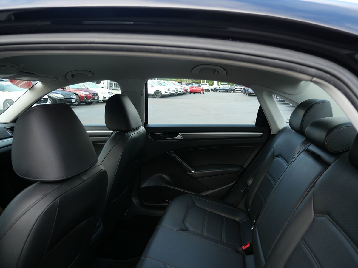 2017 Volkswagen Passat R-Line photo 21