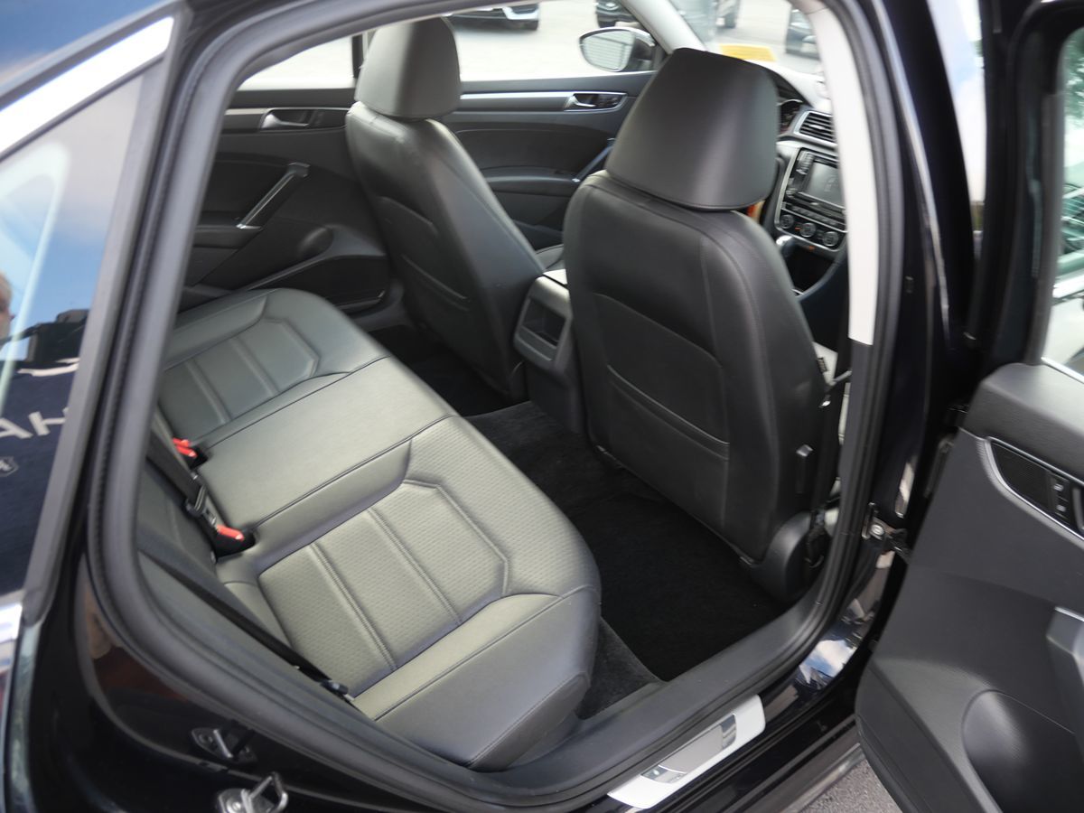2017 Volkswagen Passat R-Line photo 23