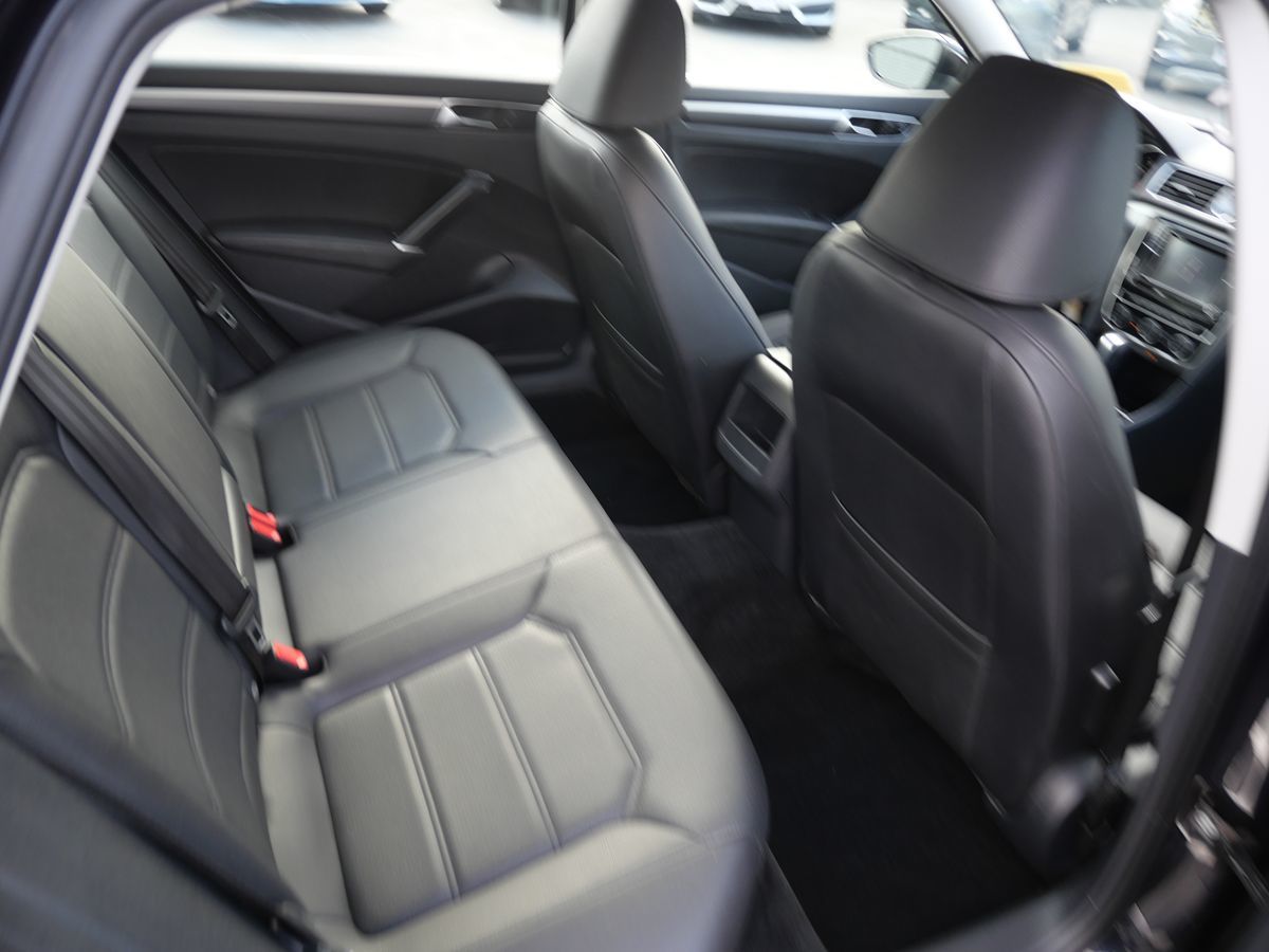 2017 Volkswagen Passat R-Line photo 24