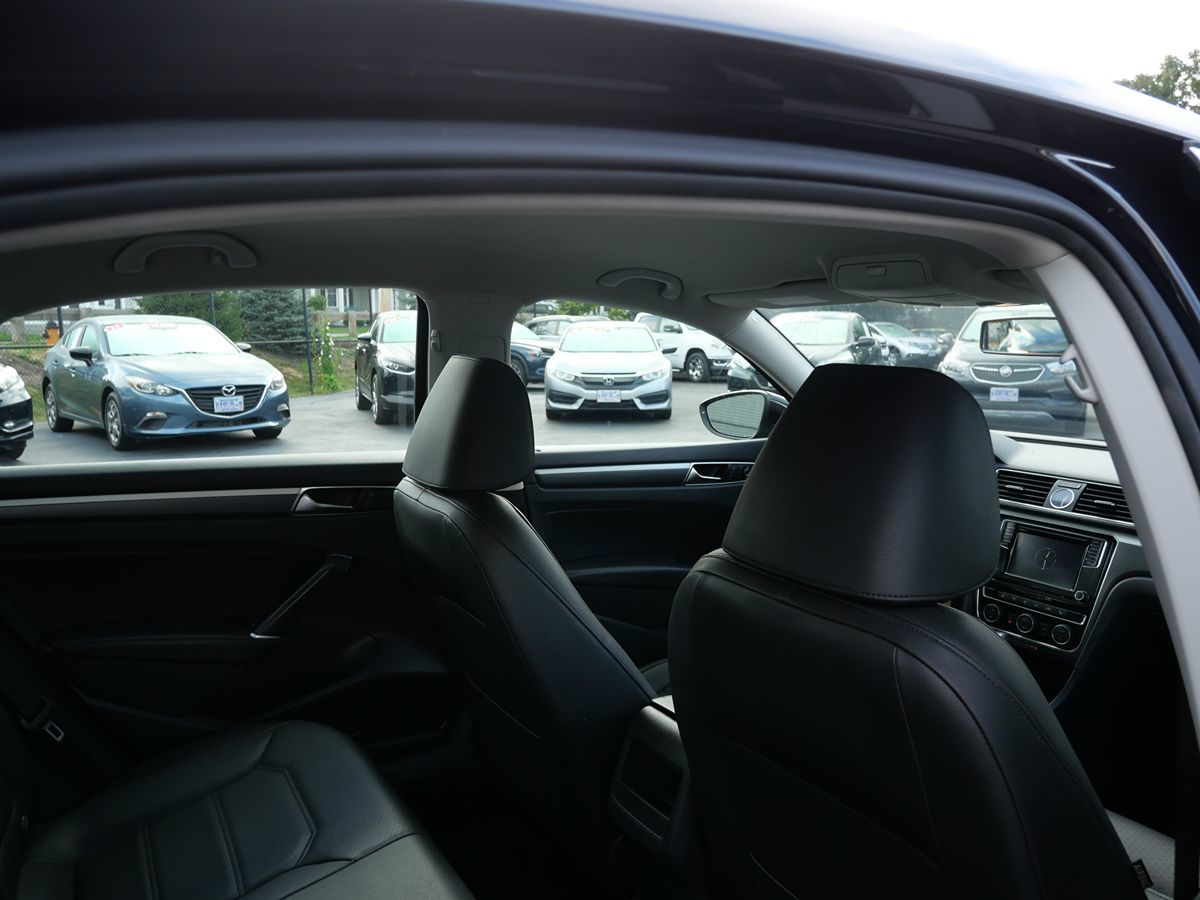 2017 Volkswagen Passat R-Line photo 25