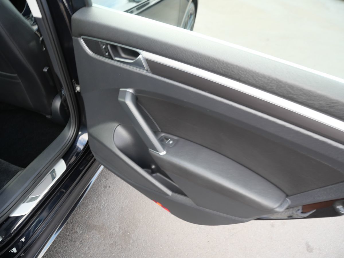 2017 Volkswagen Passat R-Line photo 26