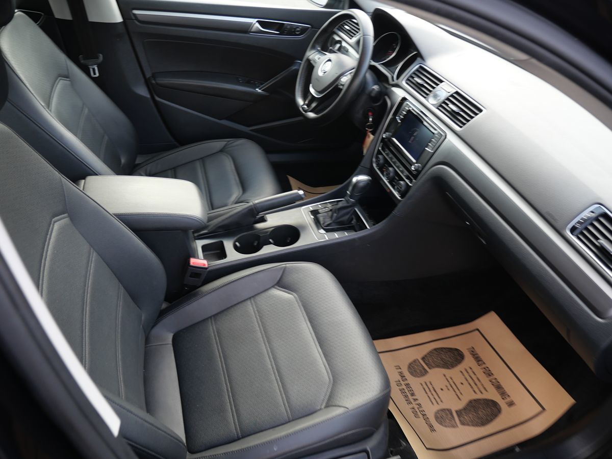 2017 Volkswagen Passat R-Line photo 28
