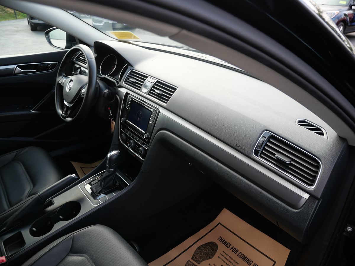 2017 Volkswagen Passat R-Line photo 31
