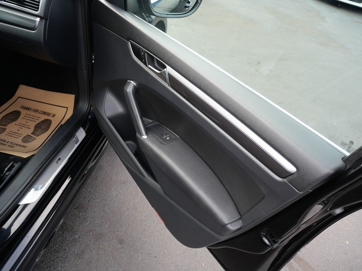 2017 Volkswagen Passat R-Line photo 32