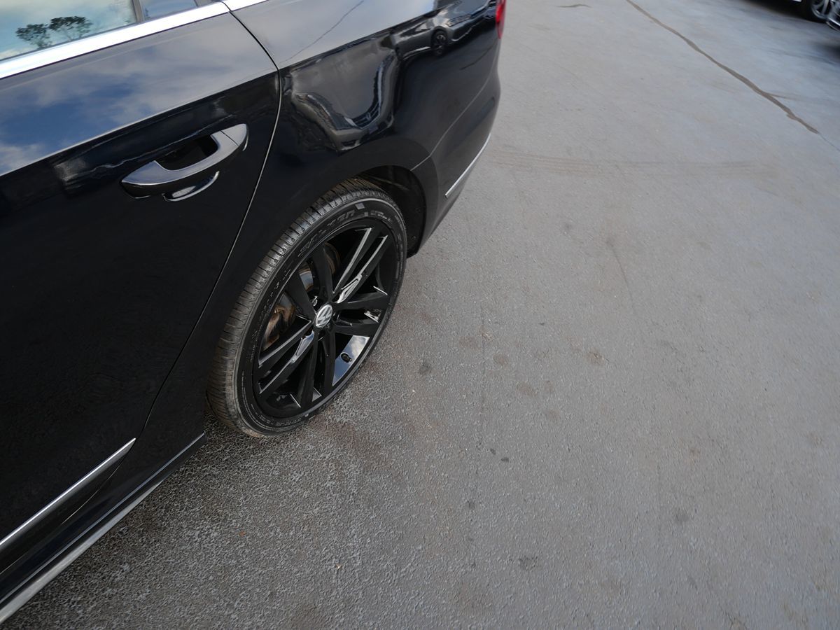 2017 Volkswagen Passat R-Line photo 2