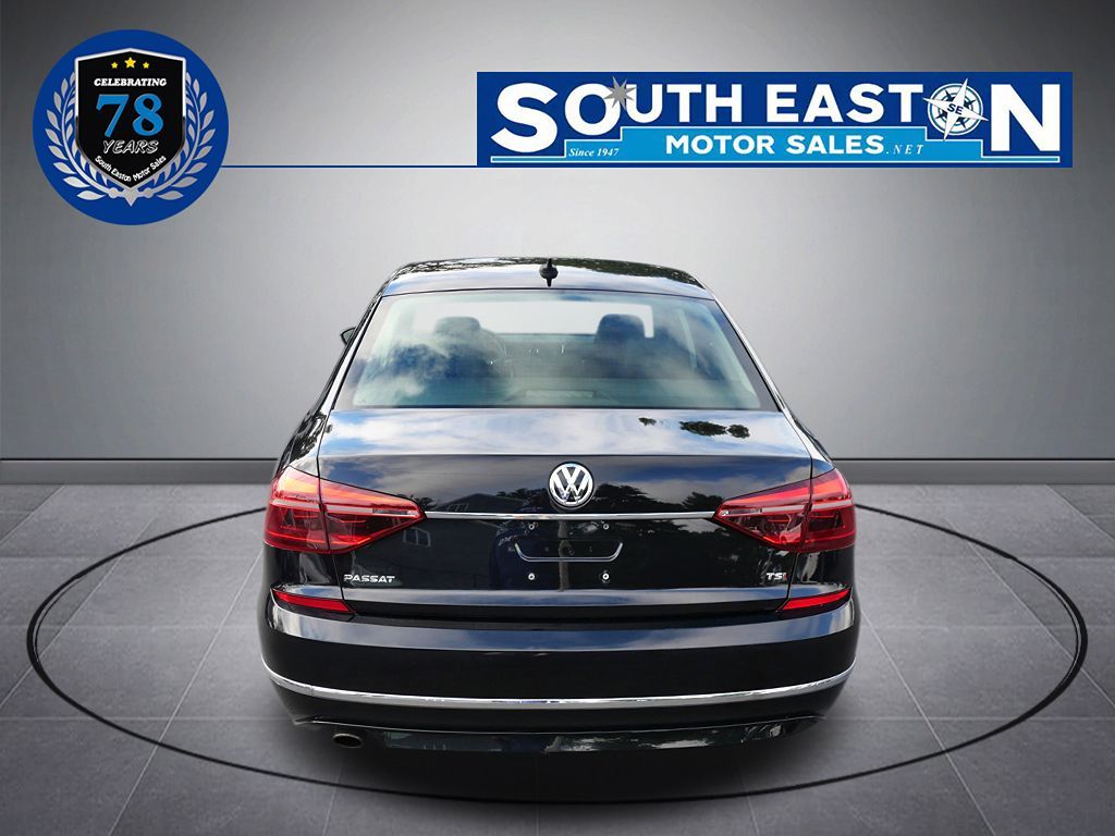 2017 Volkswagen Passat R-Line photo 5