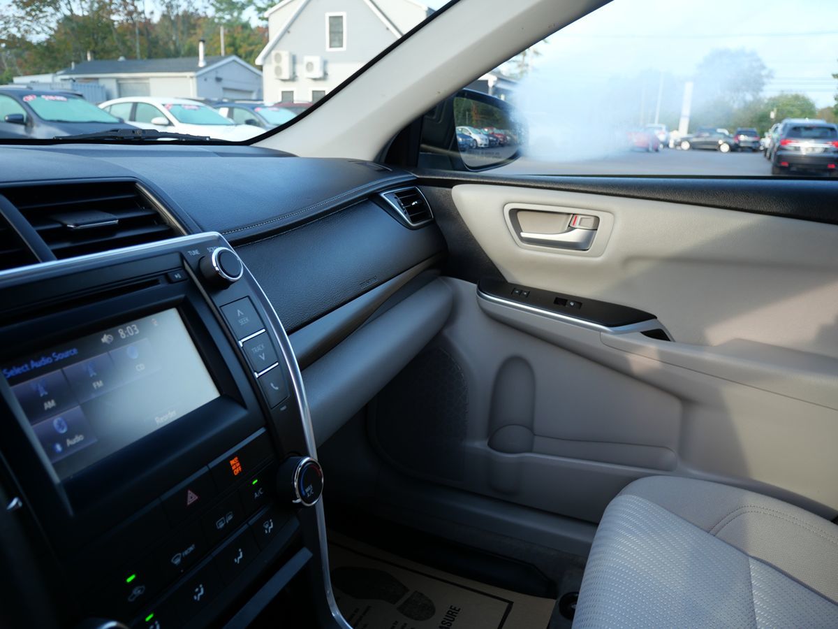 2015 Toyota Camry LE photo 14