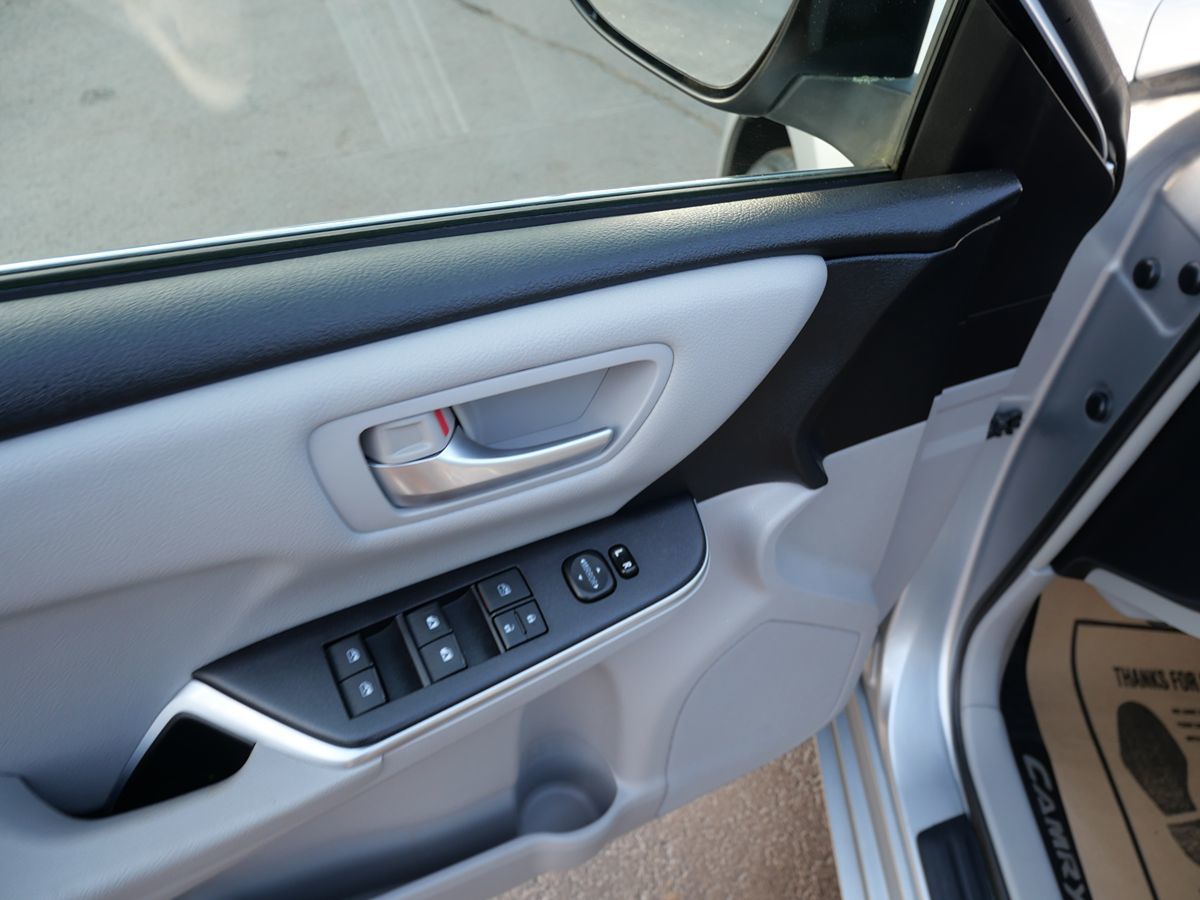 2015 Toyota Camry LE photo 16
