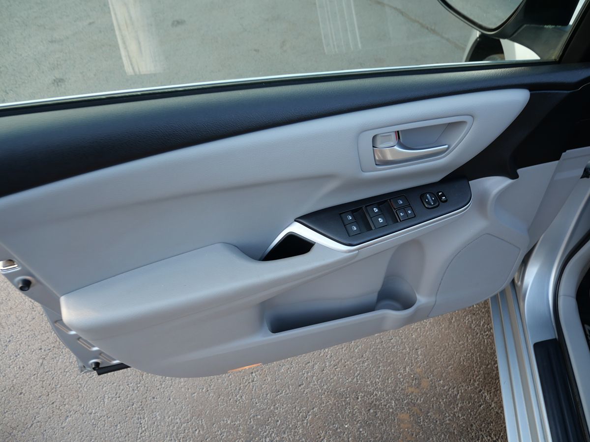 2015 Toyota Camry LE photo 17