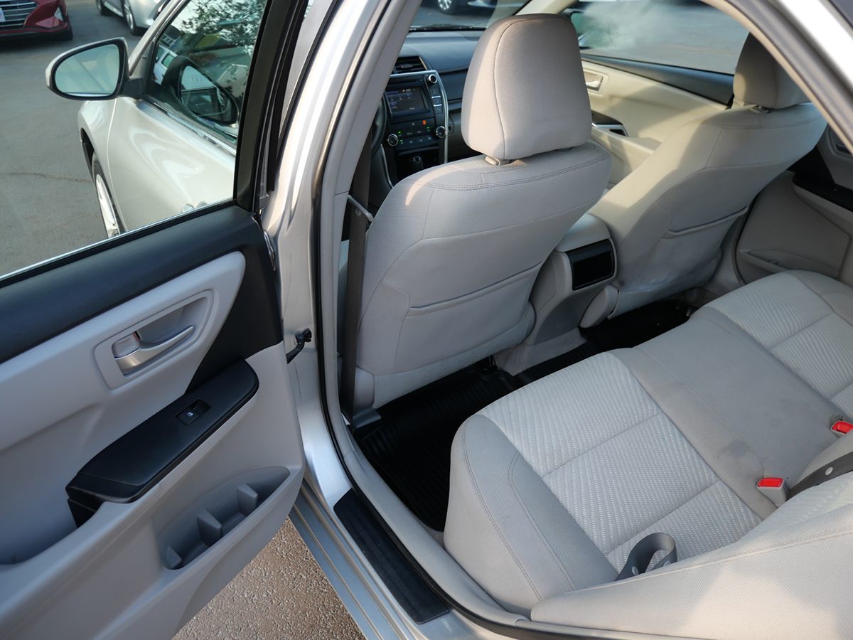 2015 Toyota Camry LE photo 19