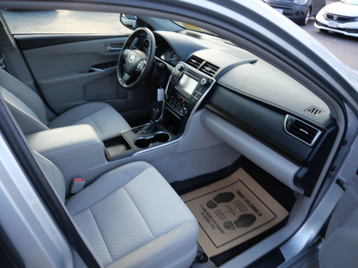 2015 Toyota Camry LE photo 26