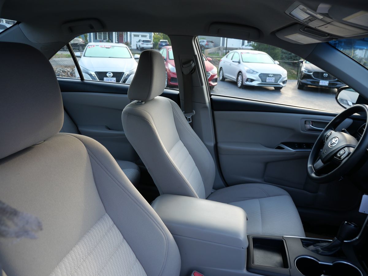 2015 Toyota Camry LE photo 28
