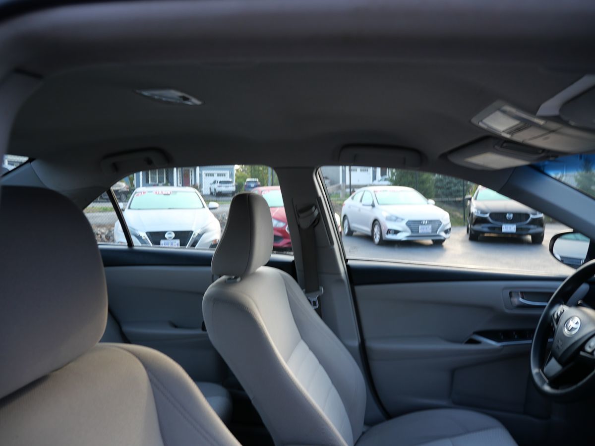 2015 Toyota Camry LE photo 29