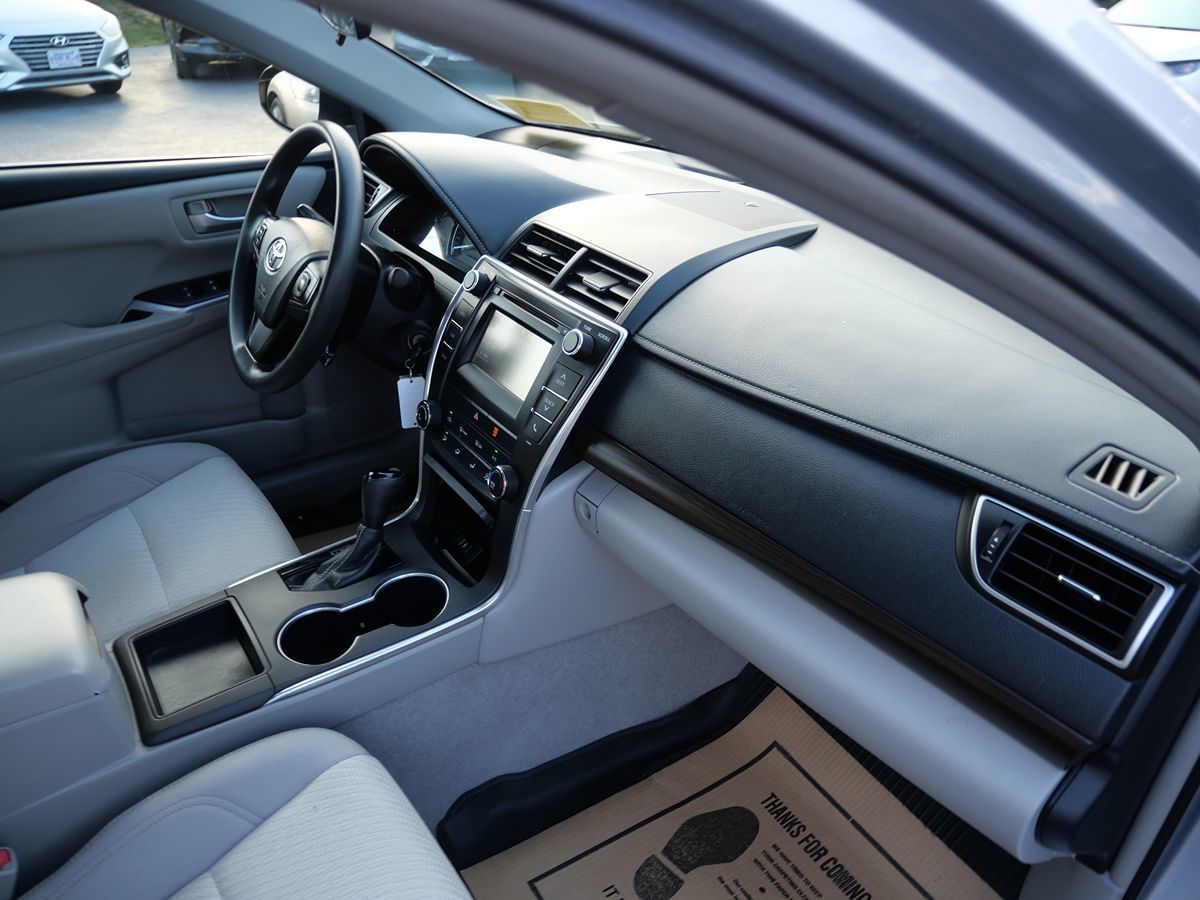 2015 Toyota Camry LE photo 30