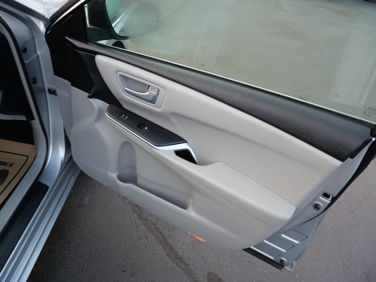 2015 Toyota Camry LE photo 31