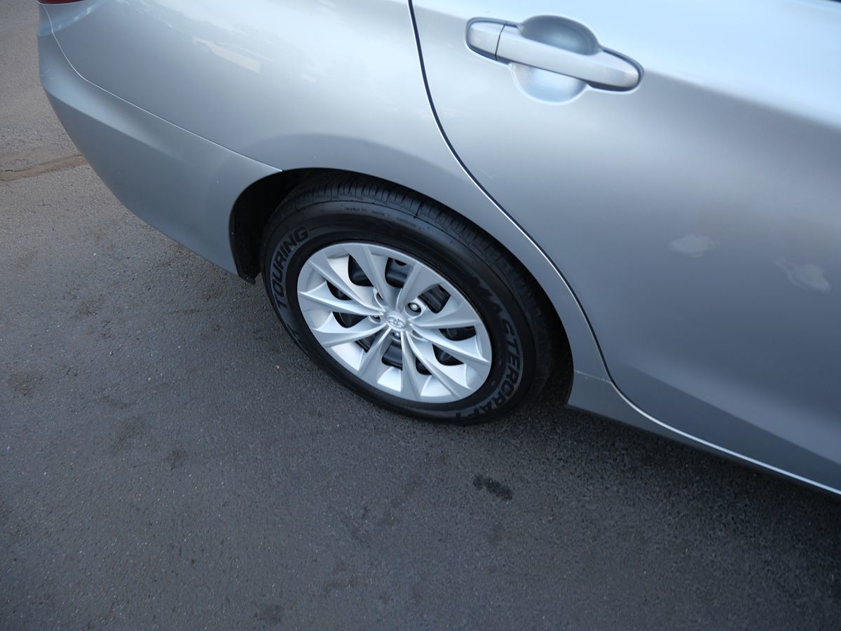 2015 Toyota Camry LE photo 32