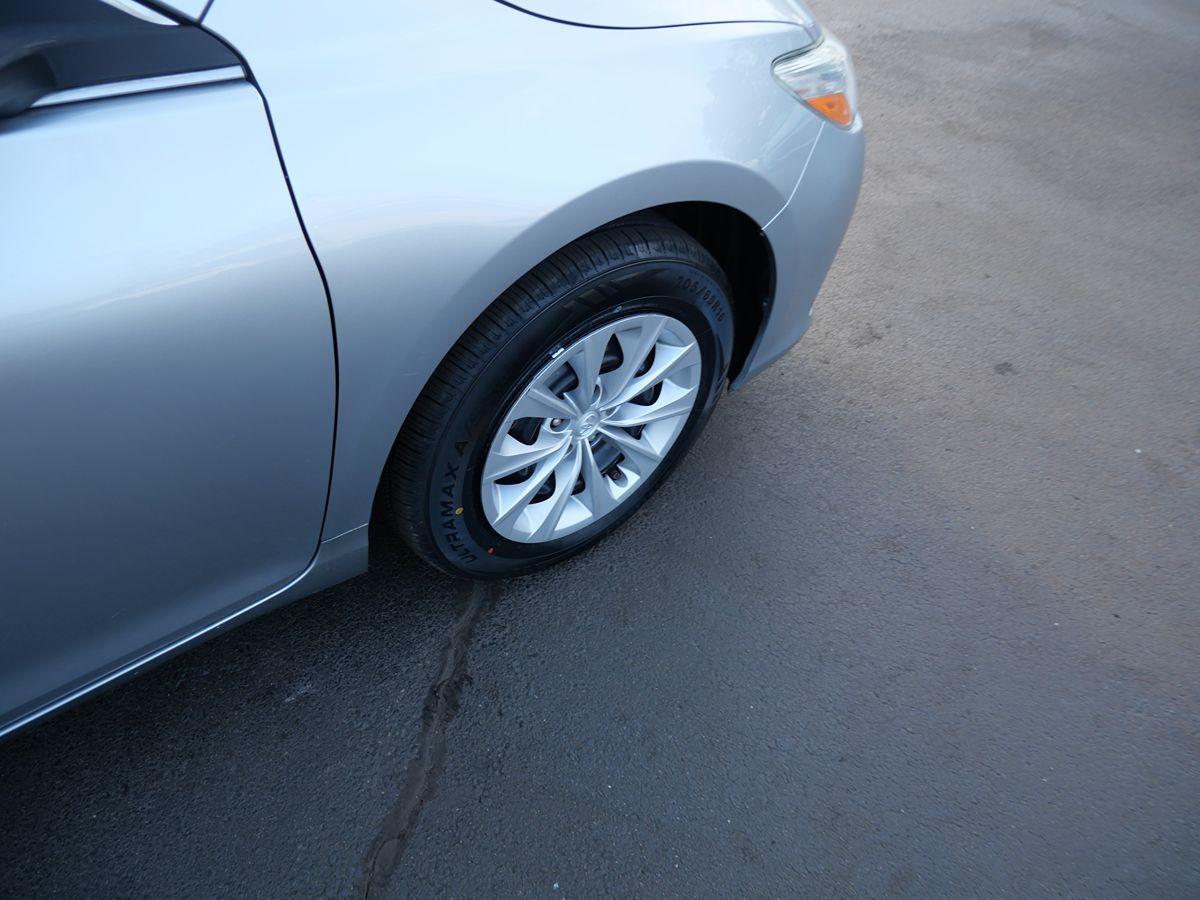2015 Toyota Camry LE photo 33