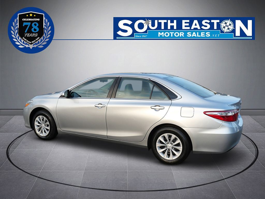 2015 Toyota Camry LE photo 9