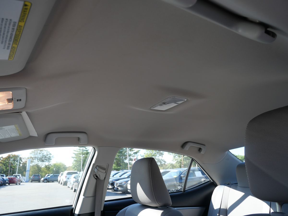 2015 Toyota Corolla LE photo 12