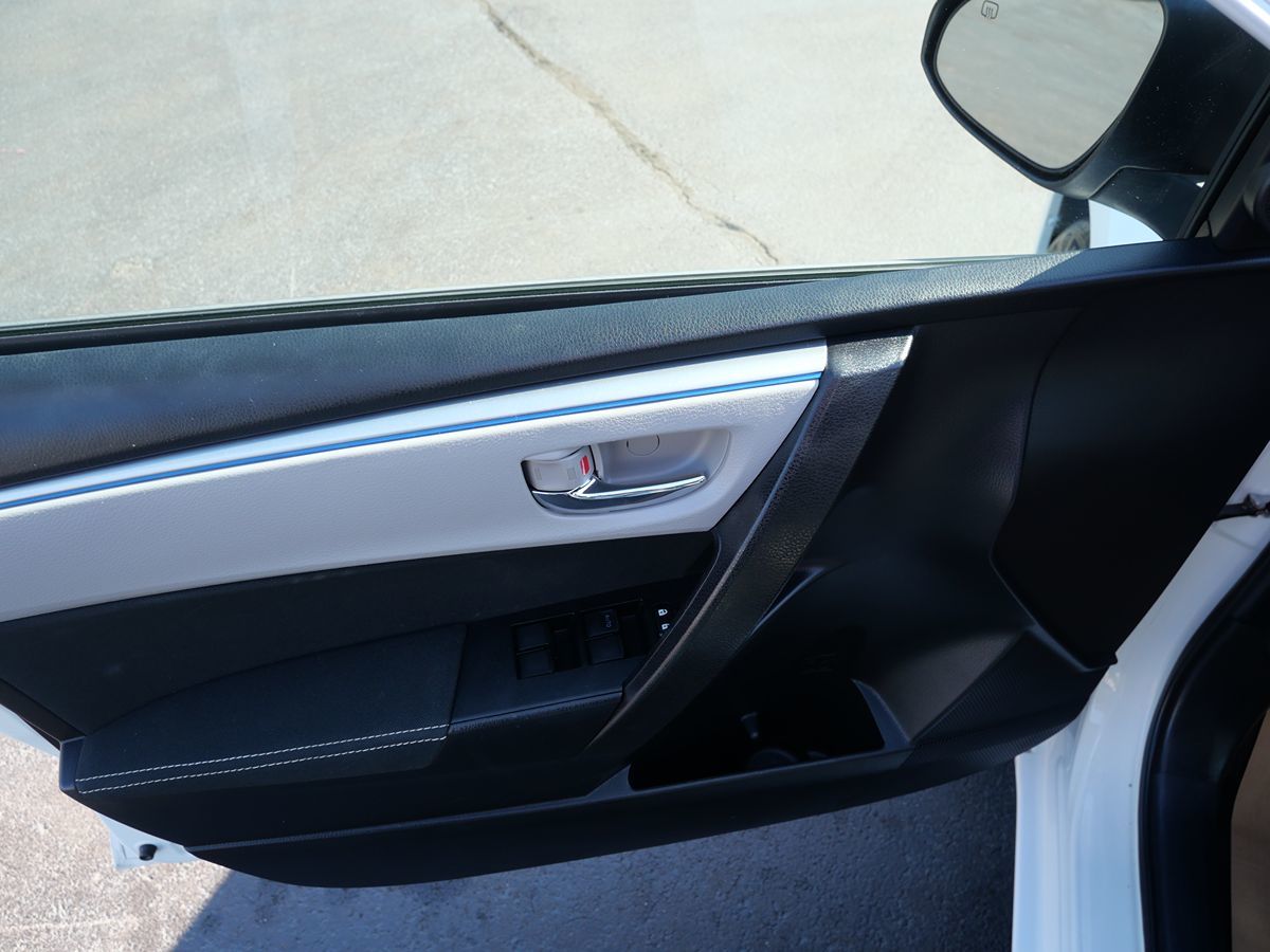 2015 Toyota Corolla LE photo 13