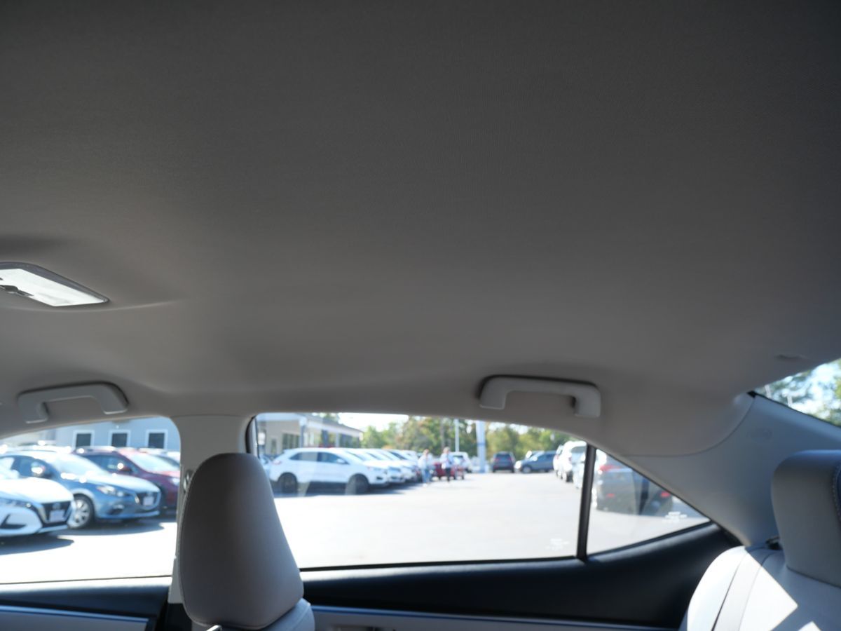 2015 Toyota Corolla LE photo 18