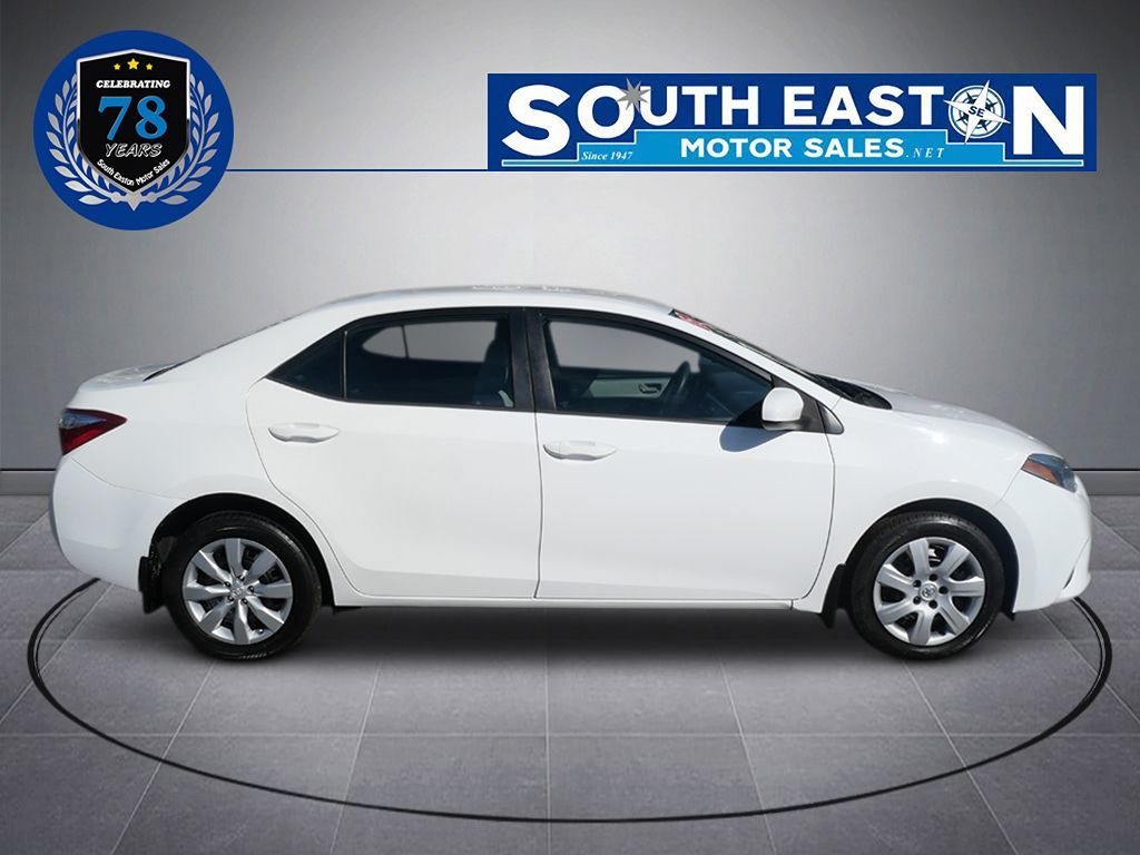 2015 Toyota Corolla LE photo 9