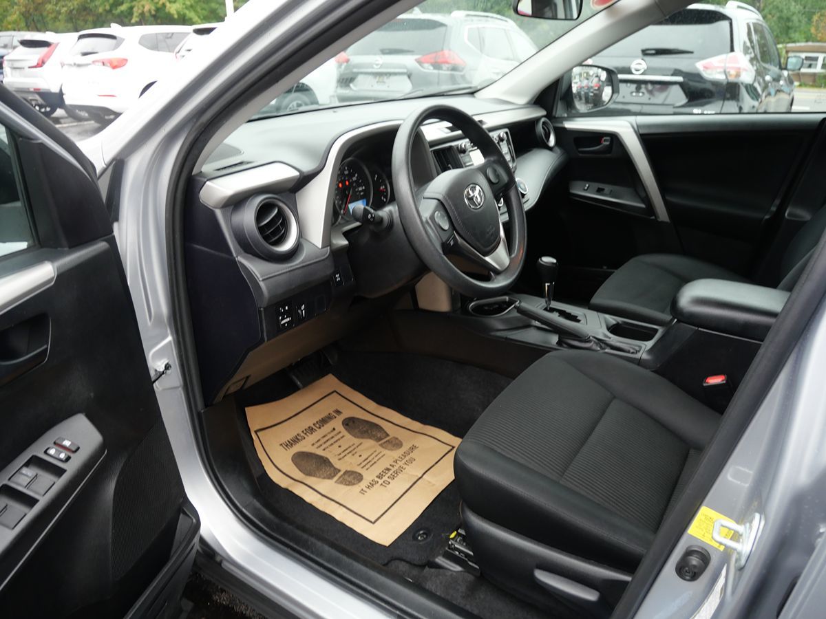2016 Toyota RAV4 LE photo 10