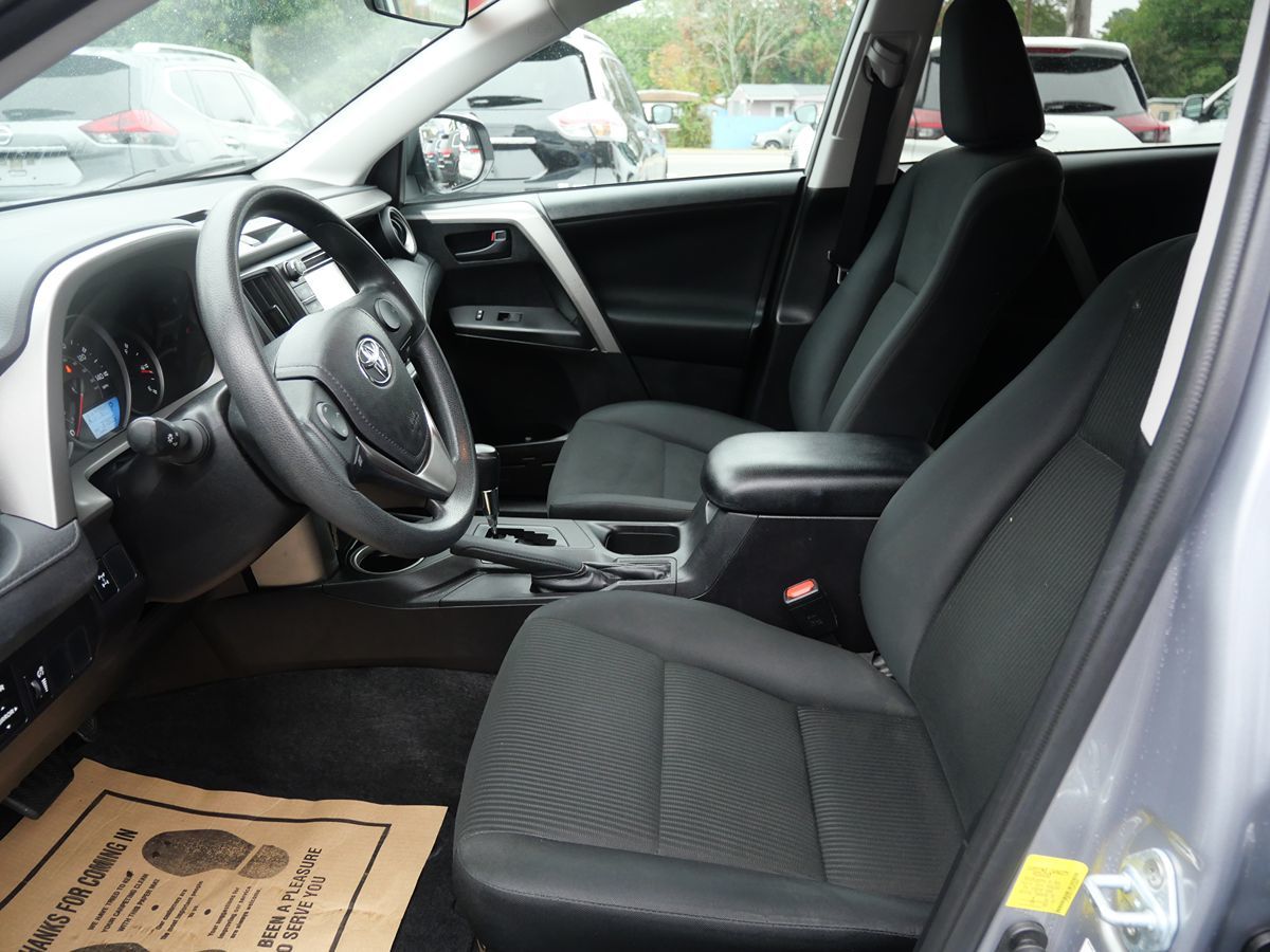 2016 Toyota RAV4 LE photo 11