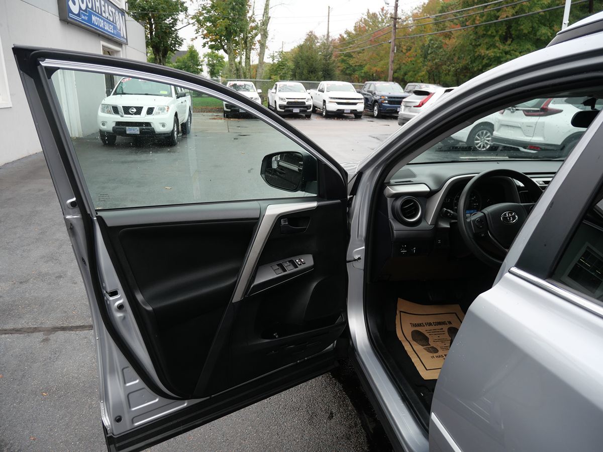 2016 Toyota RAV4 LE photo 15