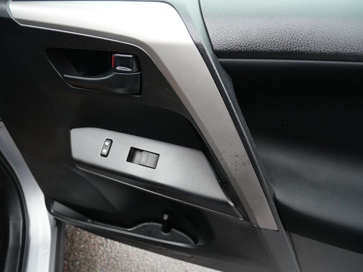 2016 Toyota RAV4 LE photo 17