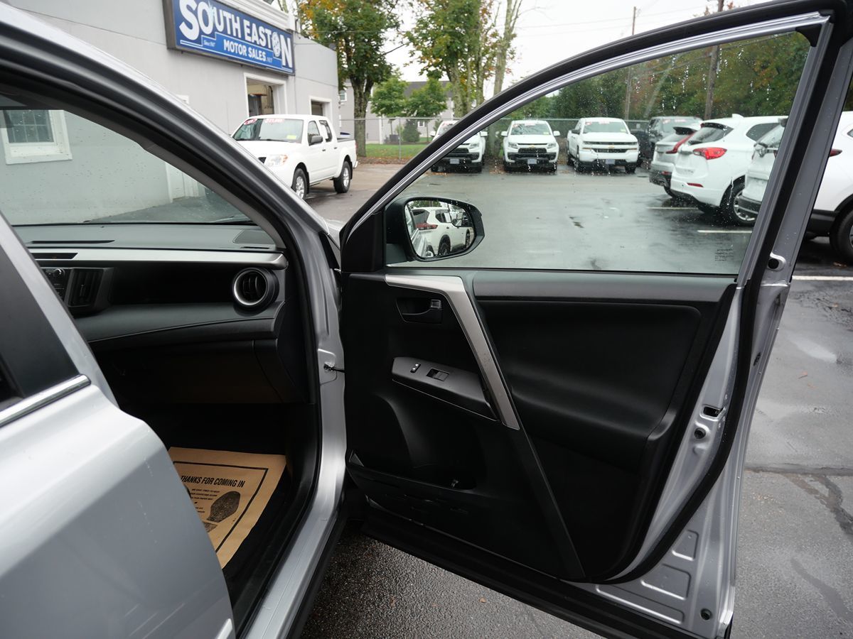 2016 Toyota RAV4 LE photo 18