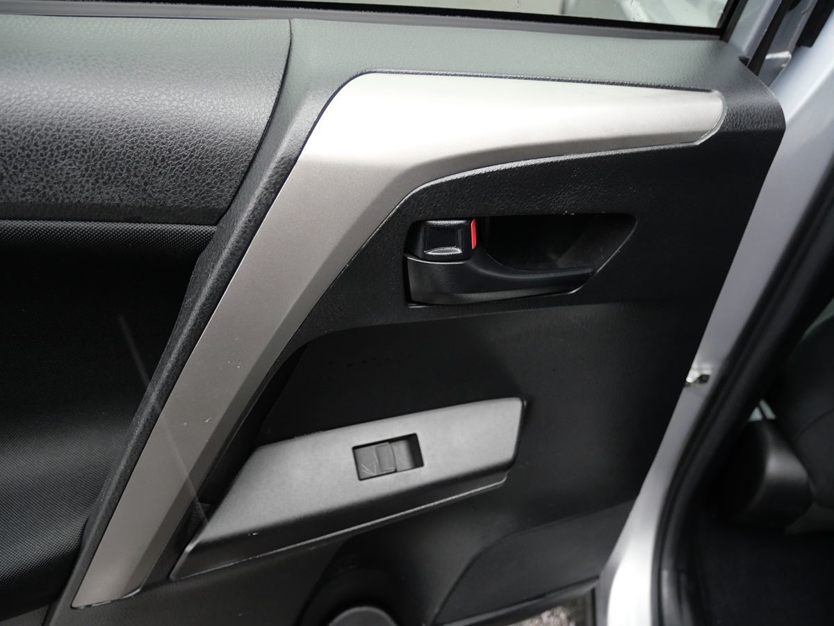 2016 Toyota RAV4 LE photo 23