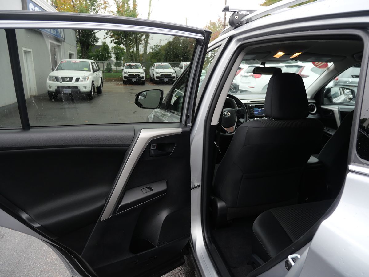 2016 Toyota RAV4 LE photo 24