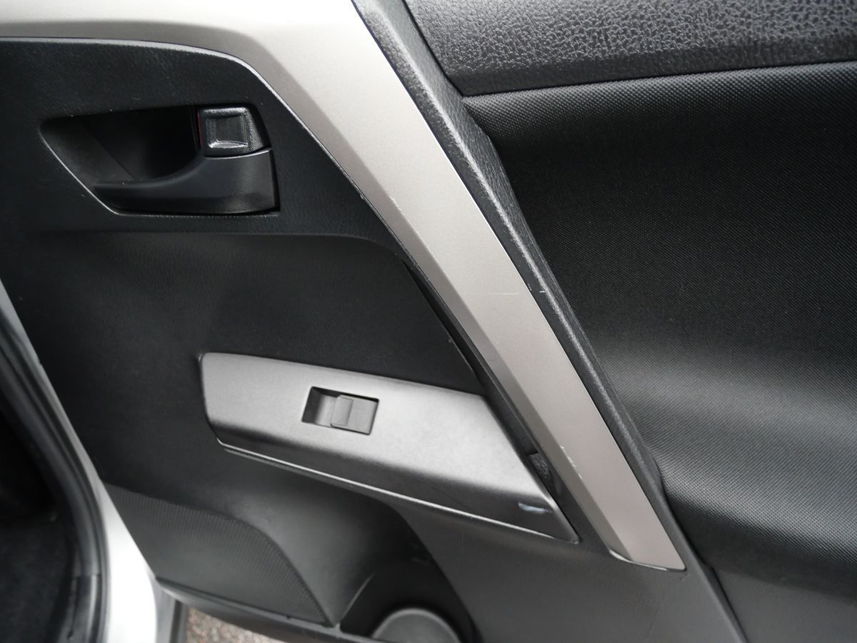 2016 Toyota RAV4 LE photo 25