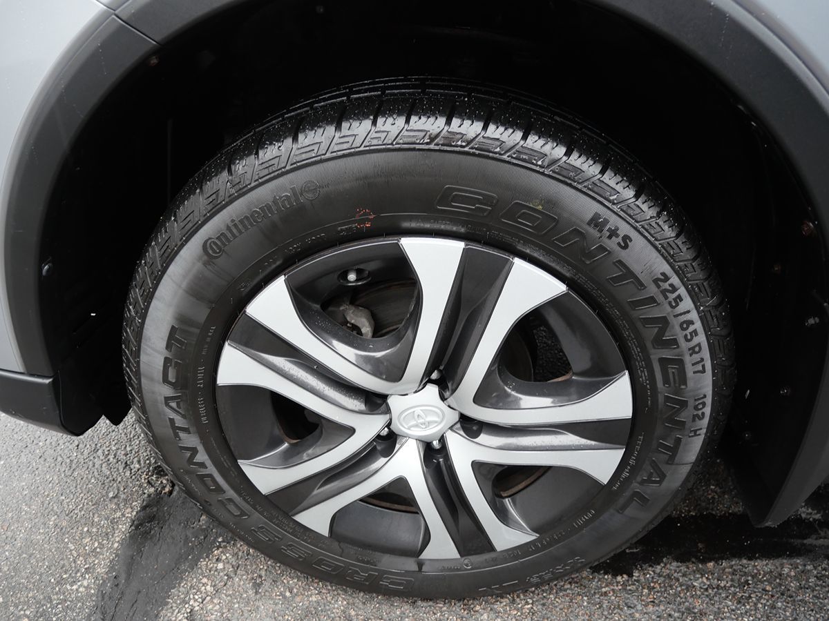 2016 Toyota RAV4 LE photo 28
