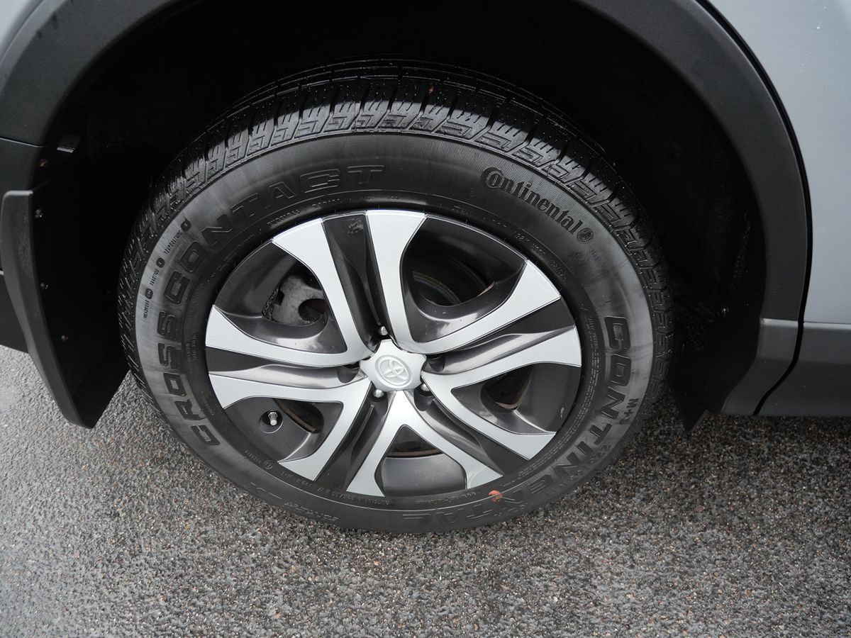 2016 Toyota RAV4 LE photo 30