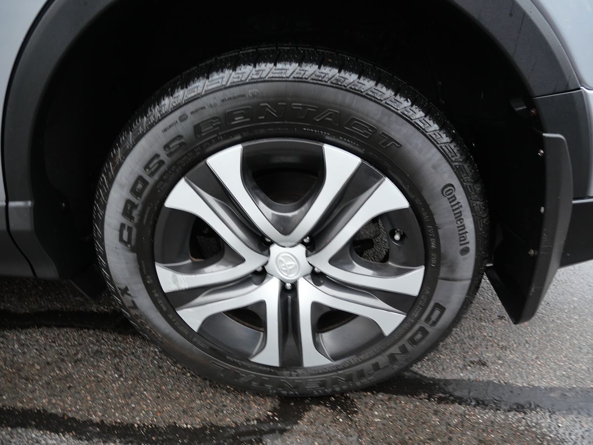 2016 Toyota RAV4 LE photo 2