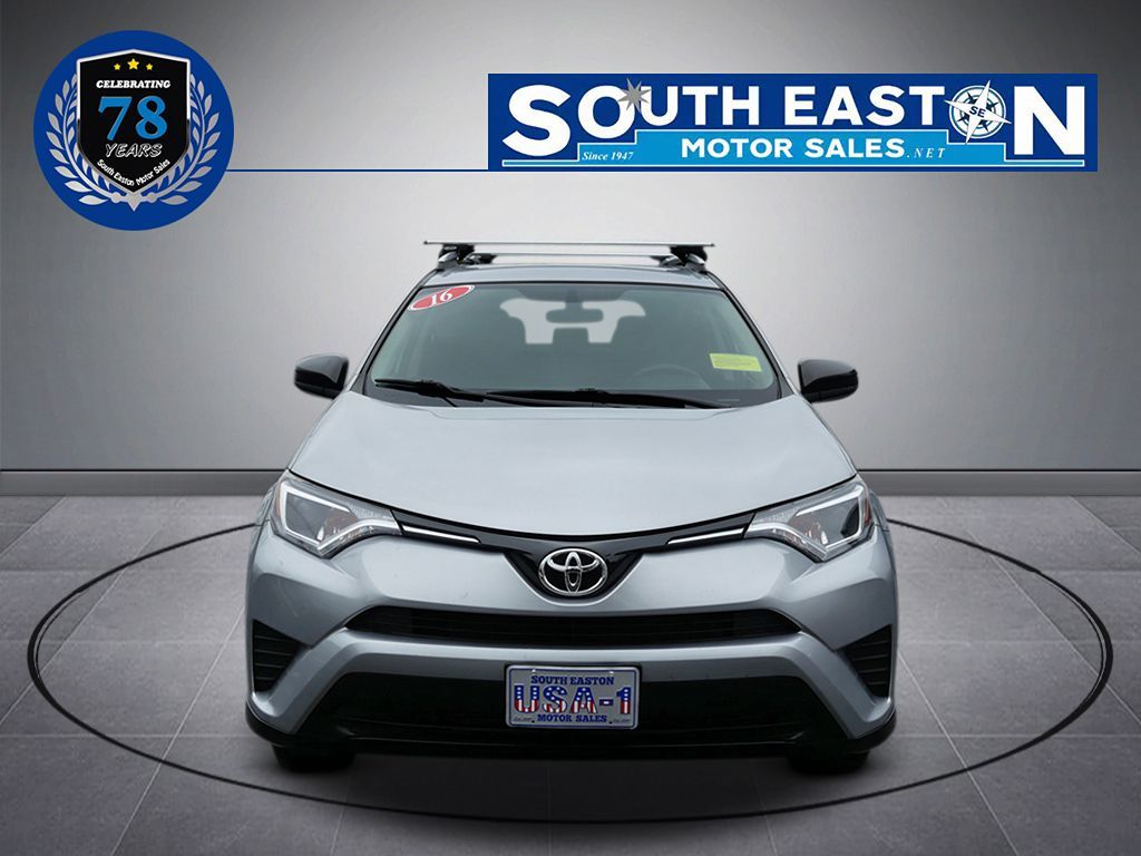 2016 Toyota RAV4 LE photo 4
