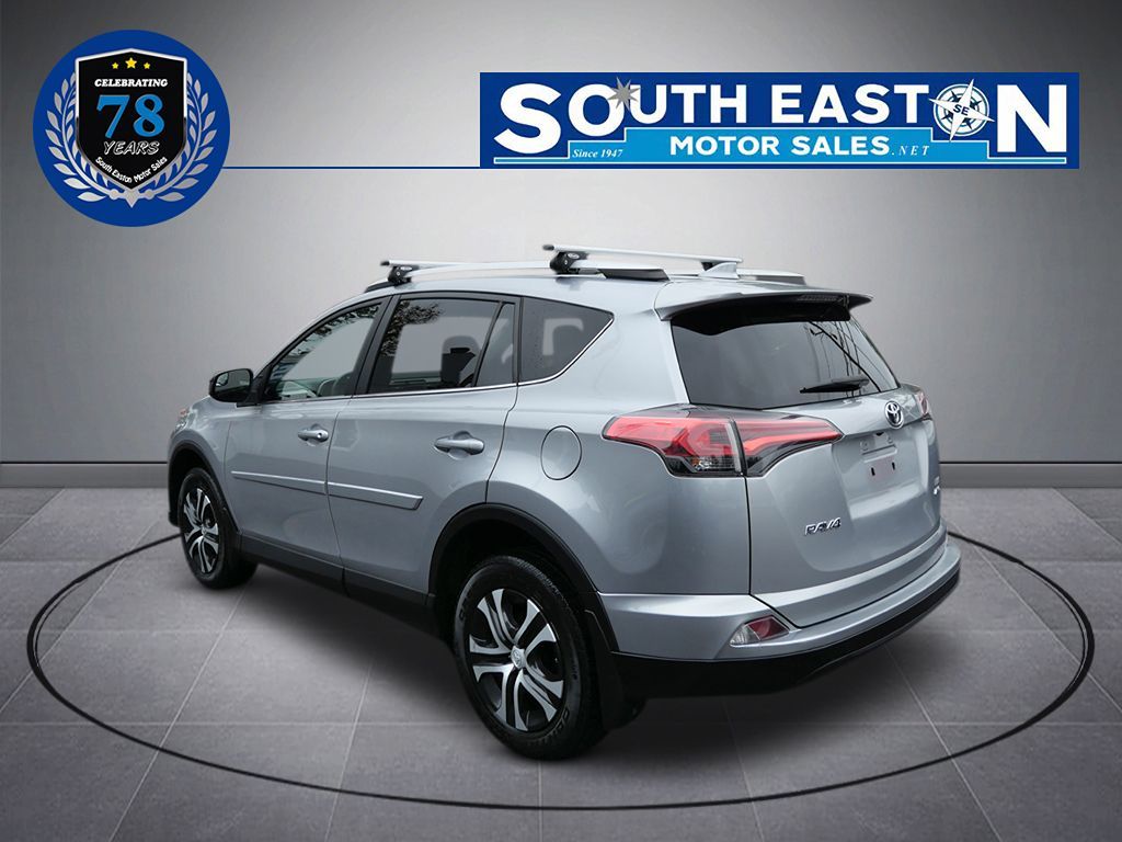 2016 Toyota RAV4 LE photo 6