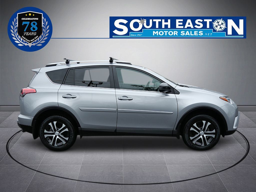 2016 Toyota RAV4 LE photo 9