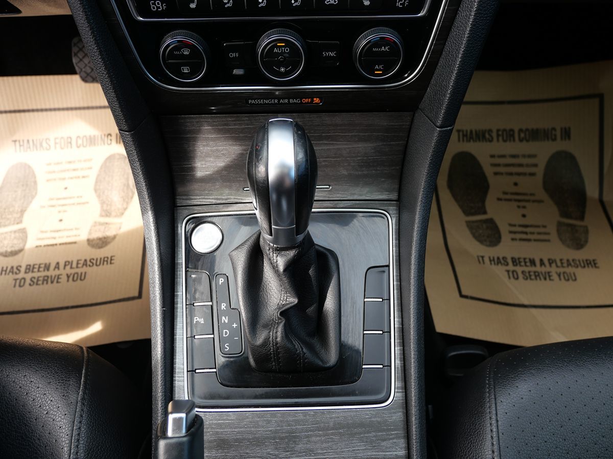 2018 Volkswagen Passat 2.0T SE photo 11