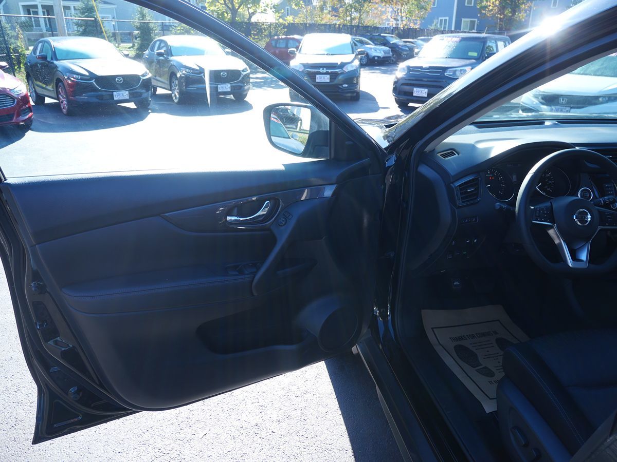 2018 Nissan Rogue SV photo 16