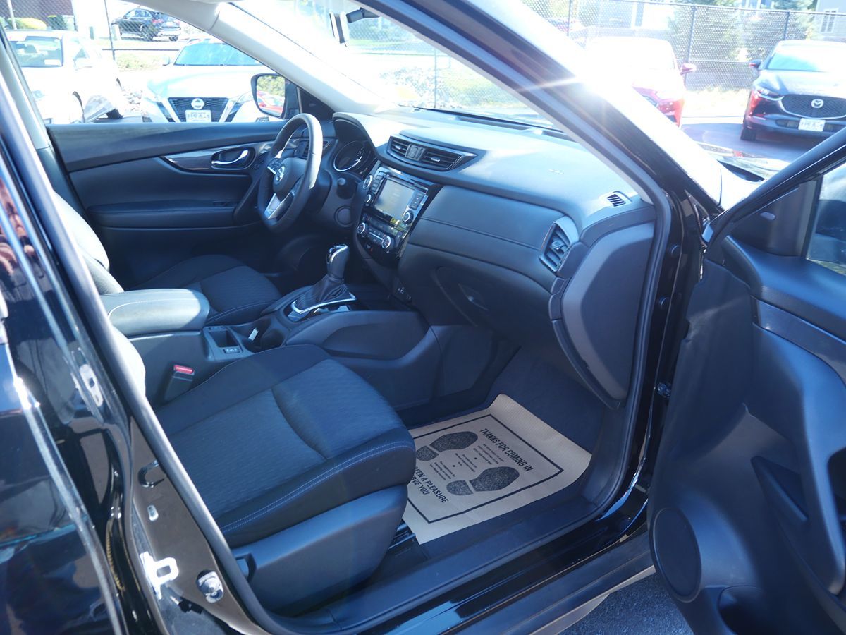 2018 Nissan Rogue SV photo 17