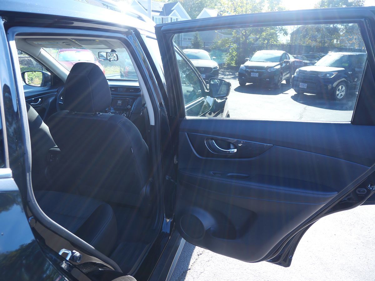 2018 Nissan Rogue SV photo 32
