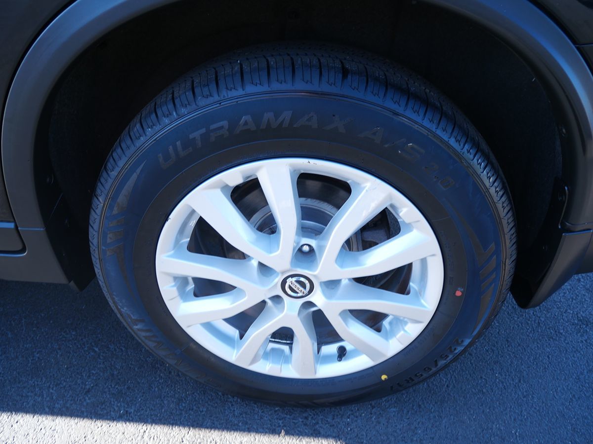 2018 Nissan Rogue SV photo 2