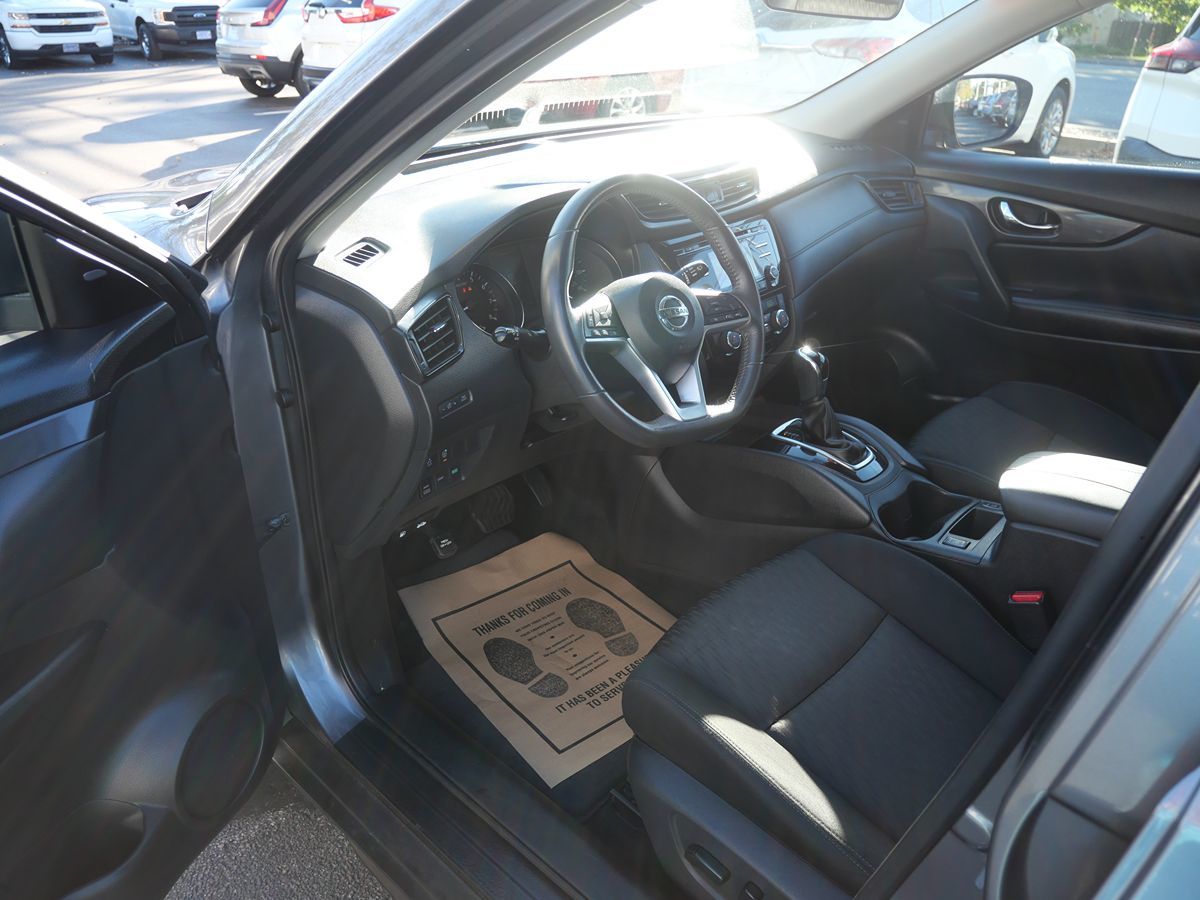2017 Nissan Rogue SV photo 10