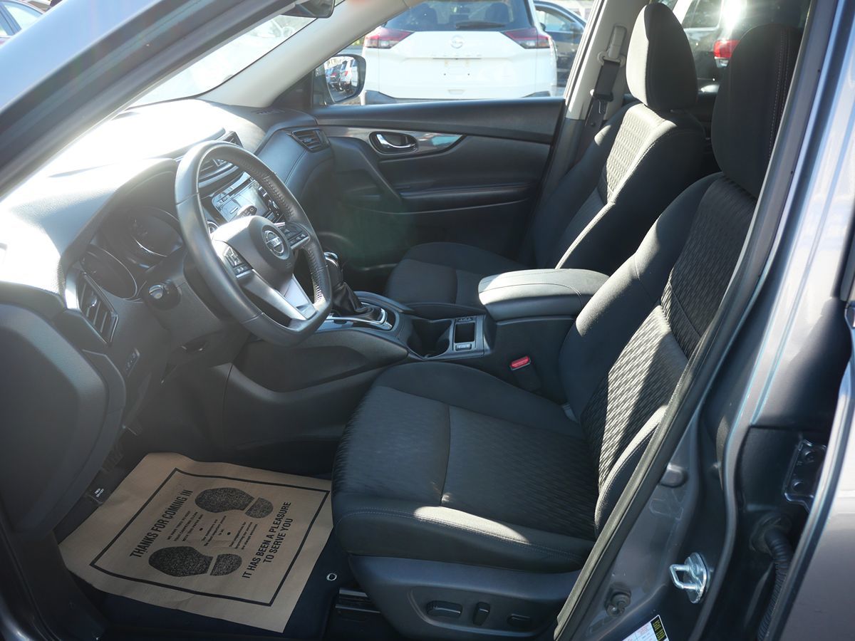 2017 Nissan Rogue SV photo 11