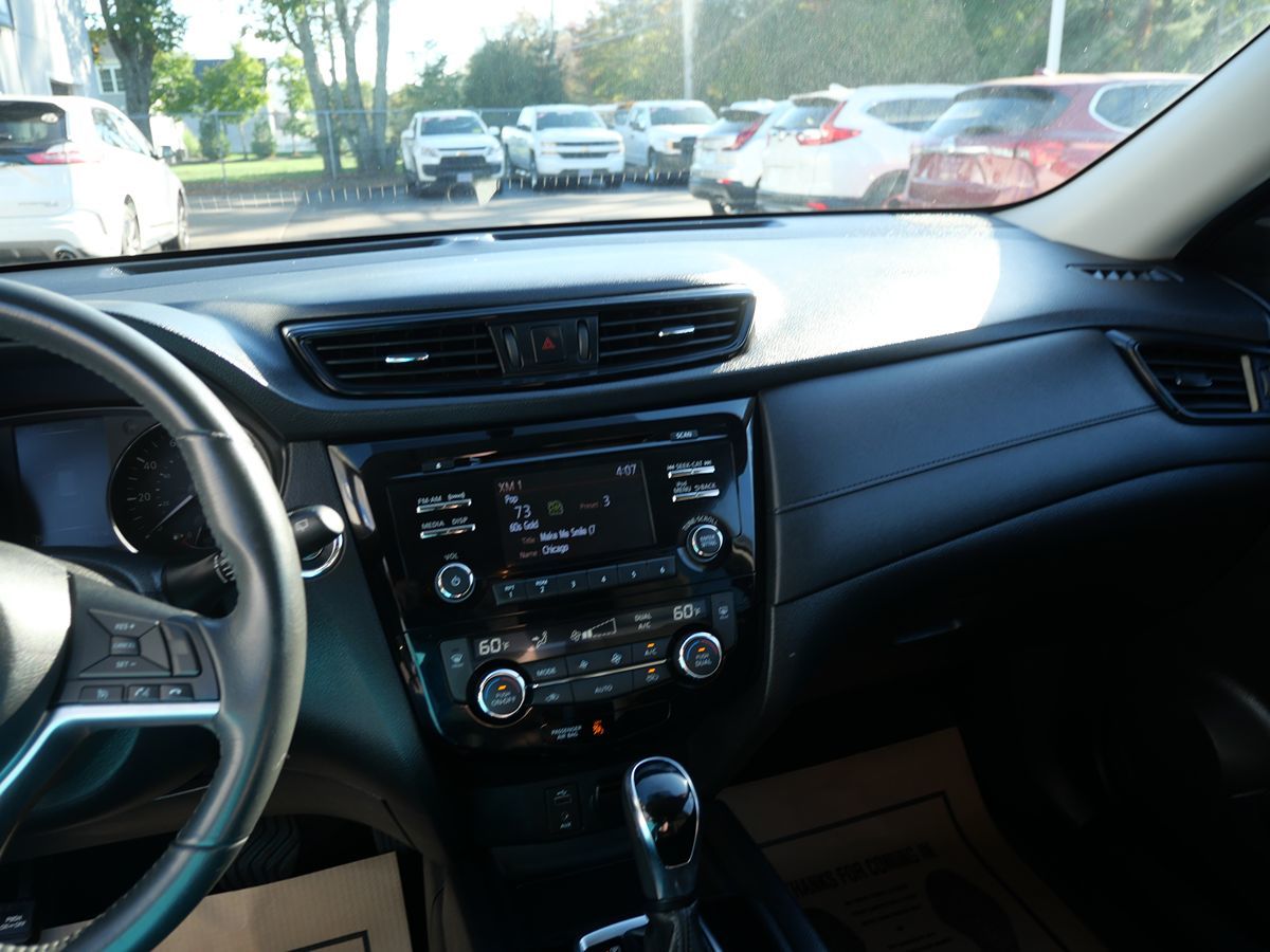 2017 Nissan Rogue SV photo 13