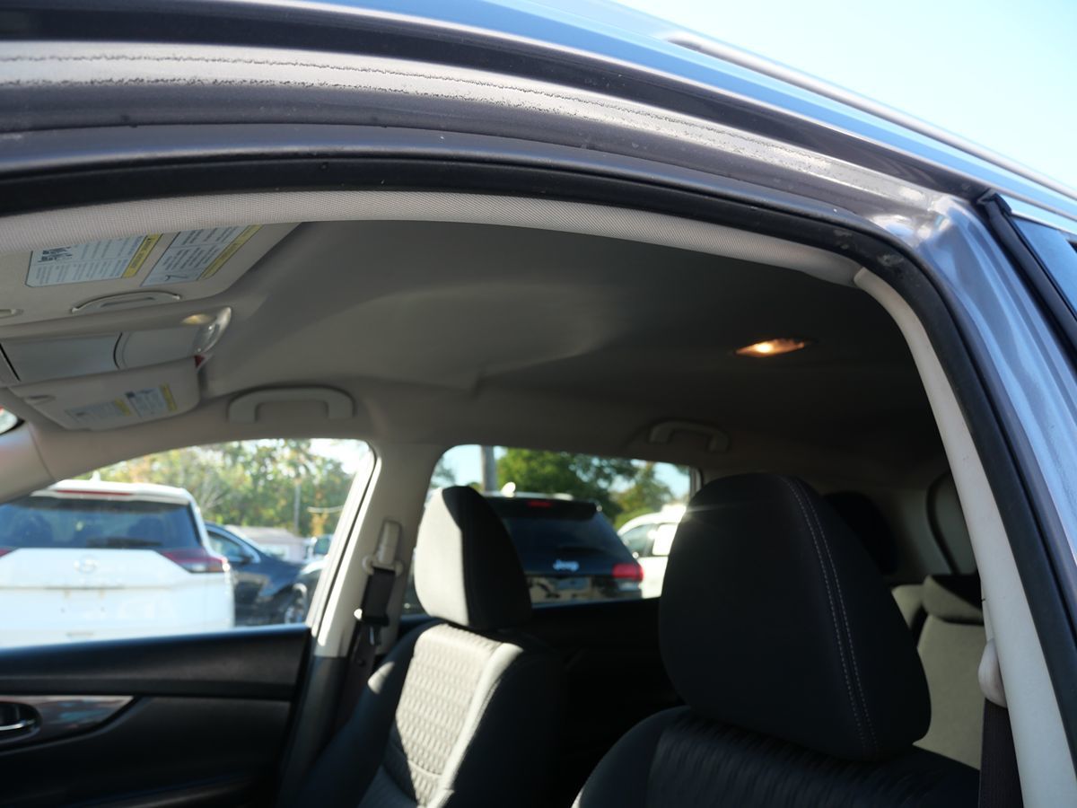 2017 Nissan Rogue SV photo 14